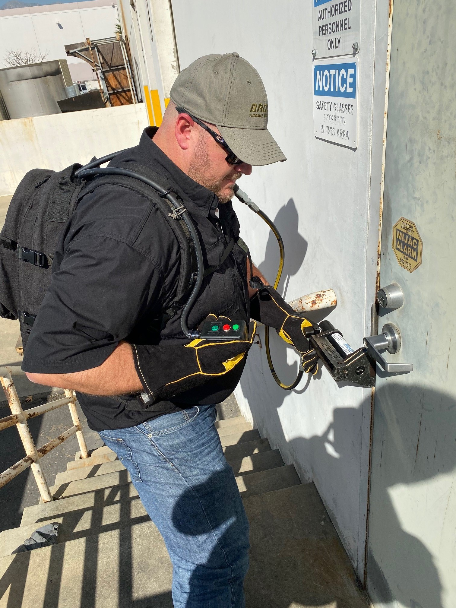 The Broco &lsquo;GAPPER &rsquo; is a backpacked electric hydraulic power pack with (Crow&rsquo;s Foot) spreader.