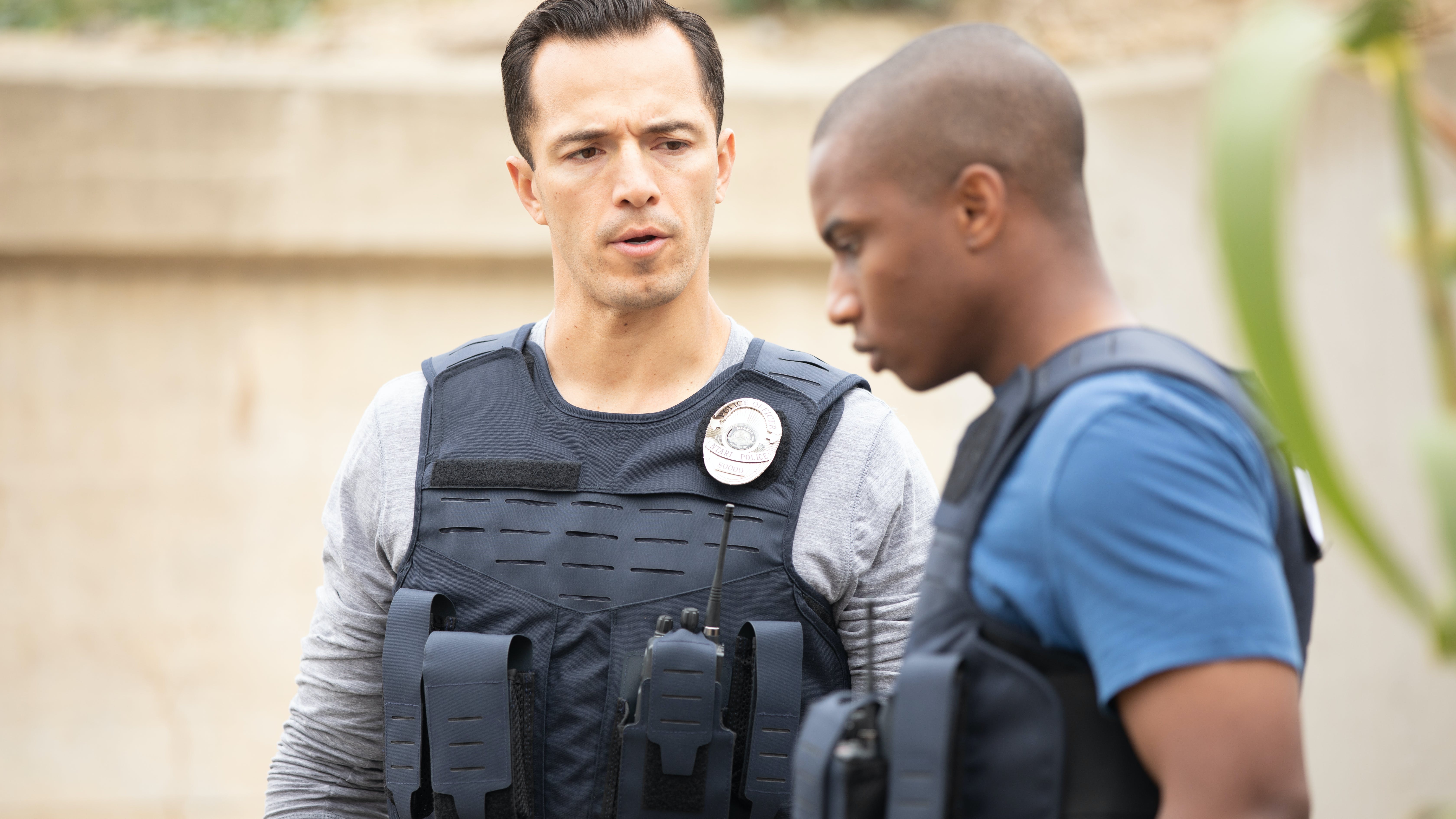 With a modern aesthetic, Safariland's V1 Overt Carrier is ultra lightweight and features many choices to choose from.