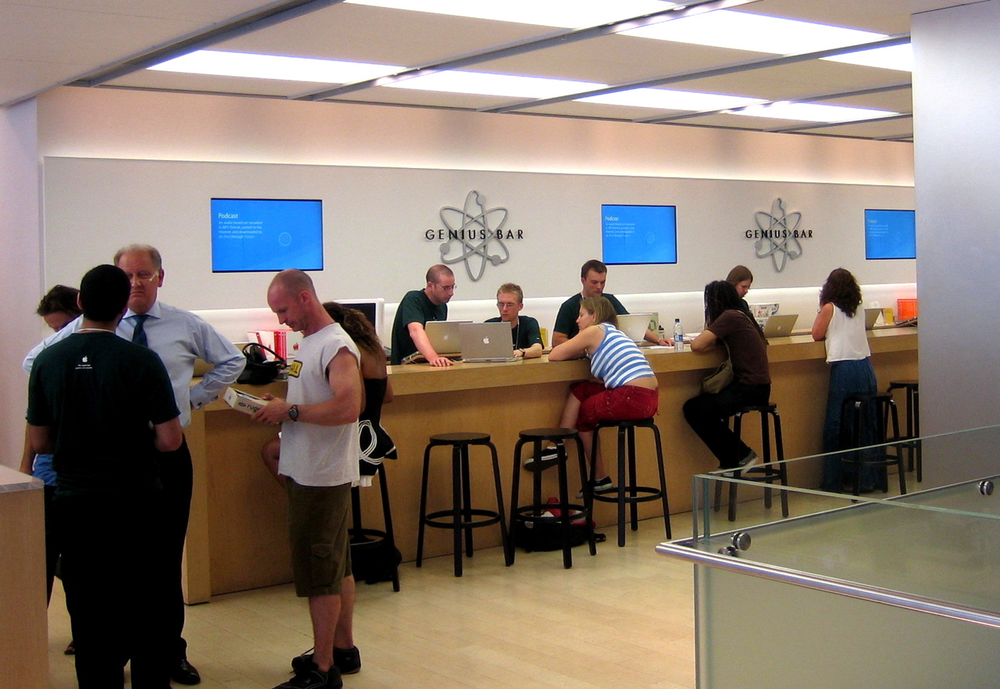 Apple store employees (referred to as Geniuses, because of the store's Genius bar/computer repair desk) open up about their own corruption, managers' follies, store theft and more in a recent Gizmodo article.