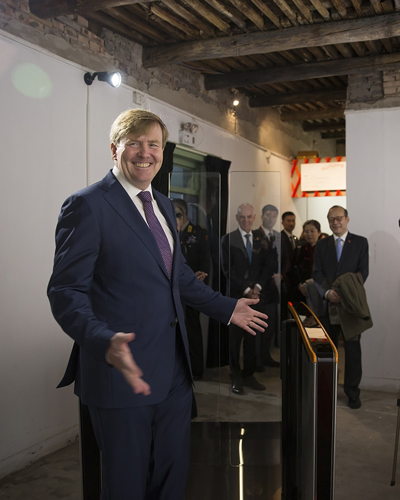 As part of the state visit to China, and to maintain the momentum of the open and pragmatic partnership between the Netherlands and China, King Willem-Alexander and Queen Maxima visited the Nurturing House. During this visit they got to see over 20 exhibits and meet with each of the companies involved, including Boon Edam. Additionally, King Willem-Alexander encountered the Boon Edam experience in the form of the Lifeline Speedlane Swing, the newest innovation by Boon Edam and the most intelligent speed gate on the market today.
