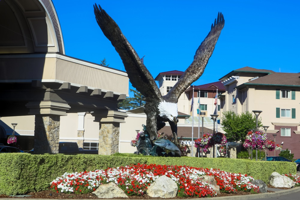 The Seven Feathers Casino Resort, located in Canyonville, Oregon, has installed a Boon Edam BoonAssist TQ revolving door in its new, 2150-square foot, non-smoking Steelhead Lounge.