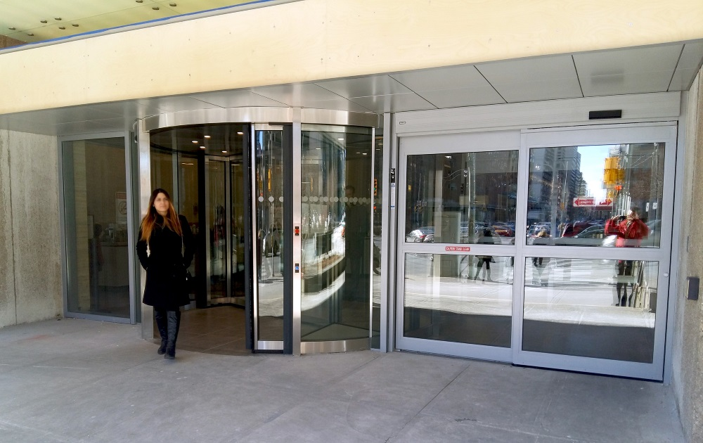 The busy entrances at Mt. Sinai Hospital in Toronto were recently fitted with Boon Edam Duotour automatic revolving doors.