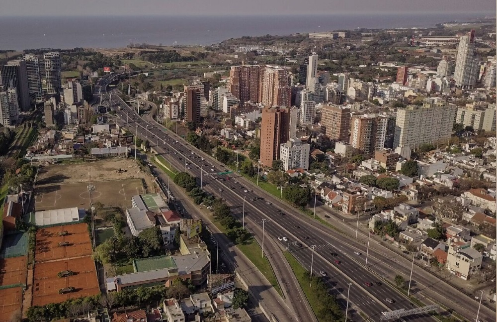 Milestone XProtect video management software receives and distributes data from all of Vicente L&oacute;pez's security tools, ensuring that information helps city officials make better-informed decisions .
