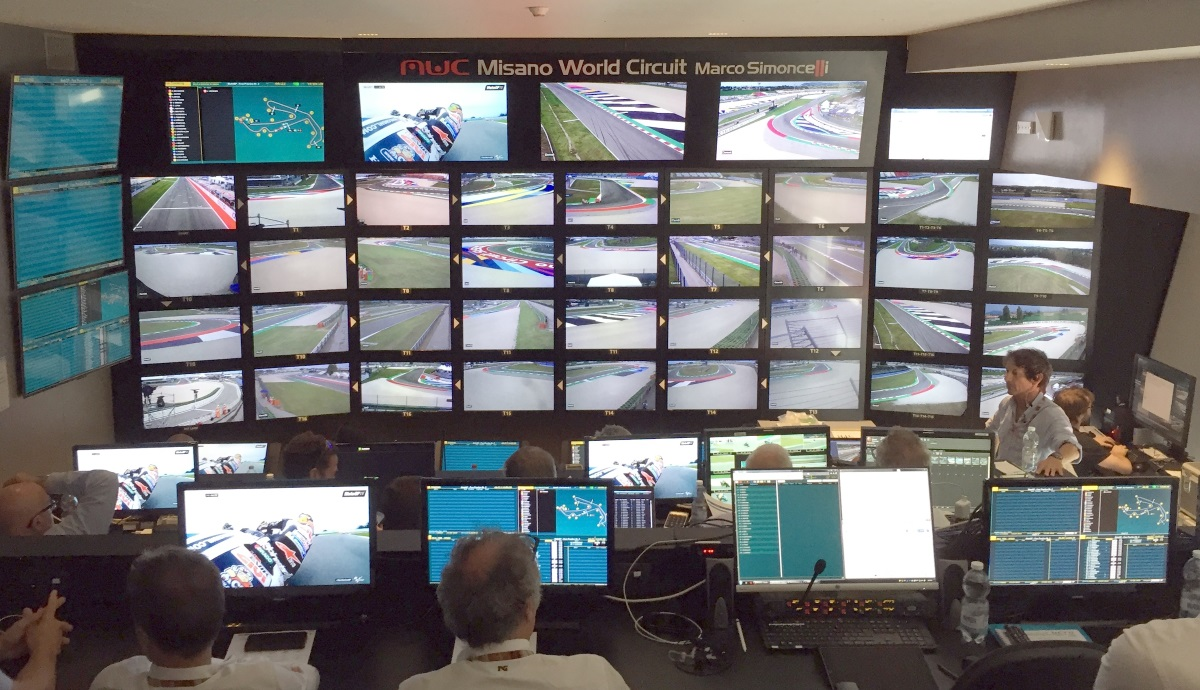 To safeguard the entire Misano World Circuit with its 16 sharp turns, 20 DINION IP starlight 6000i IR cameras from Bosch were installed at strategic locations around the track.