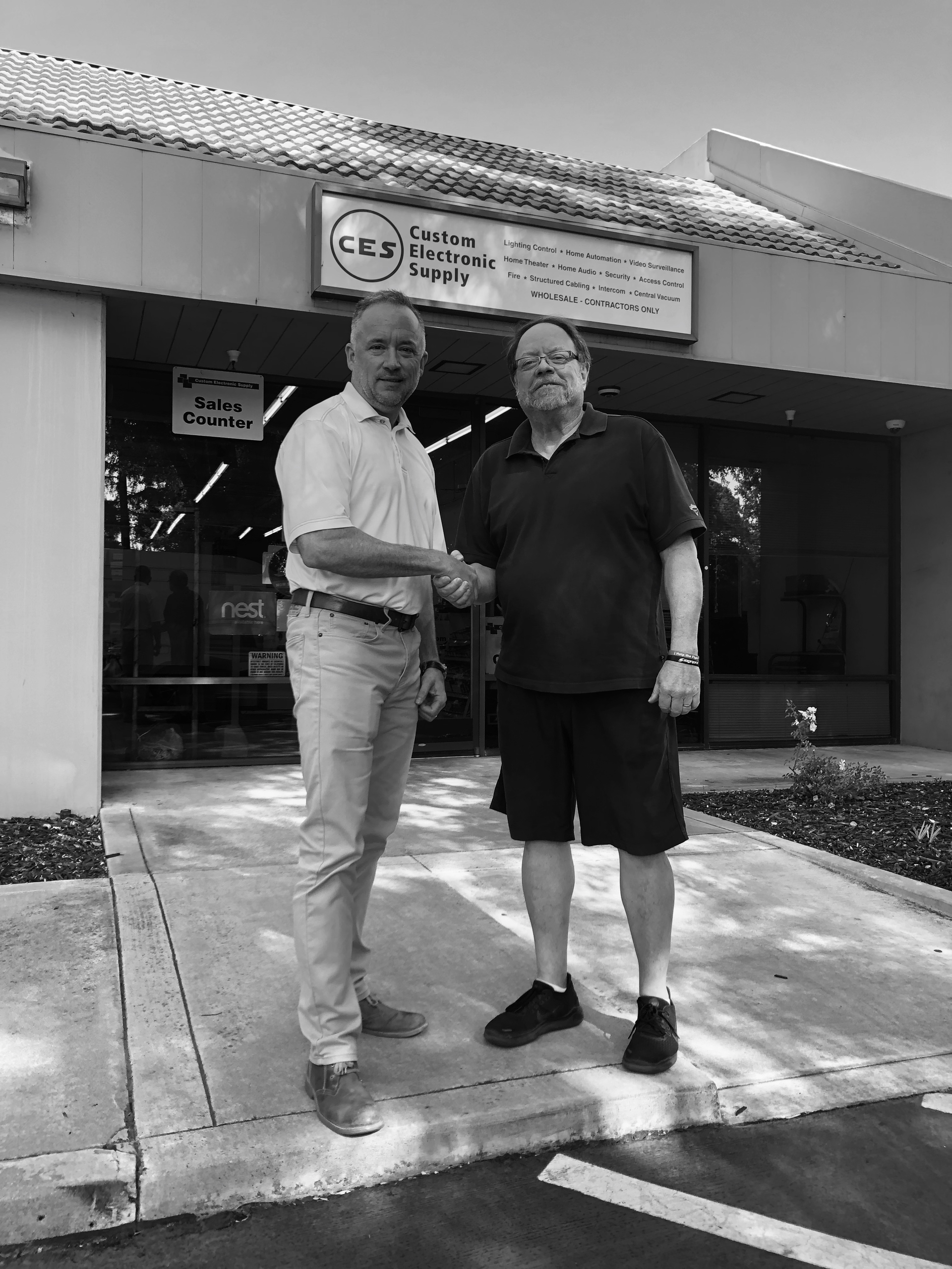 (L-R) Jason Dennis, Managing Partner, Lone Star Systems Supply and Dave Kelly, Regional Manager West of Custom Electronic Supply.