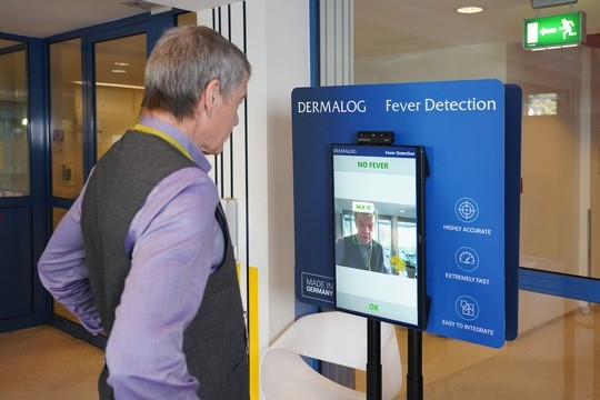 Professor Klaus P&uuml;schel, Chair of the Legal Medicine Department at University Medical Center Hamburg, during DERMALOG's temperature check.