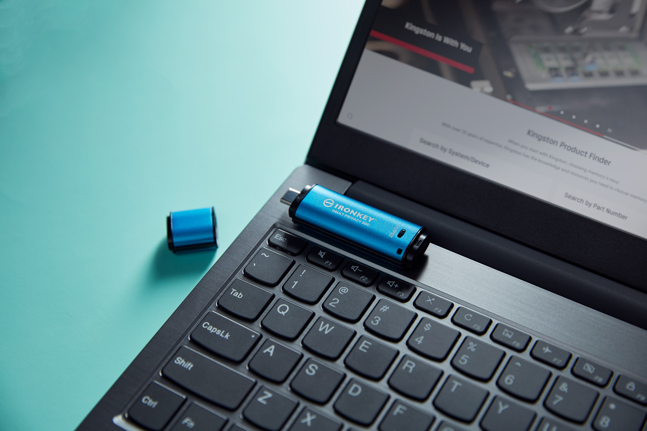 Kingston Iron Key Vp50 C Lifestyle 63b5cd6427227