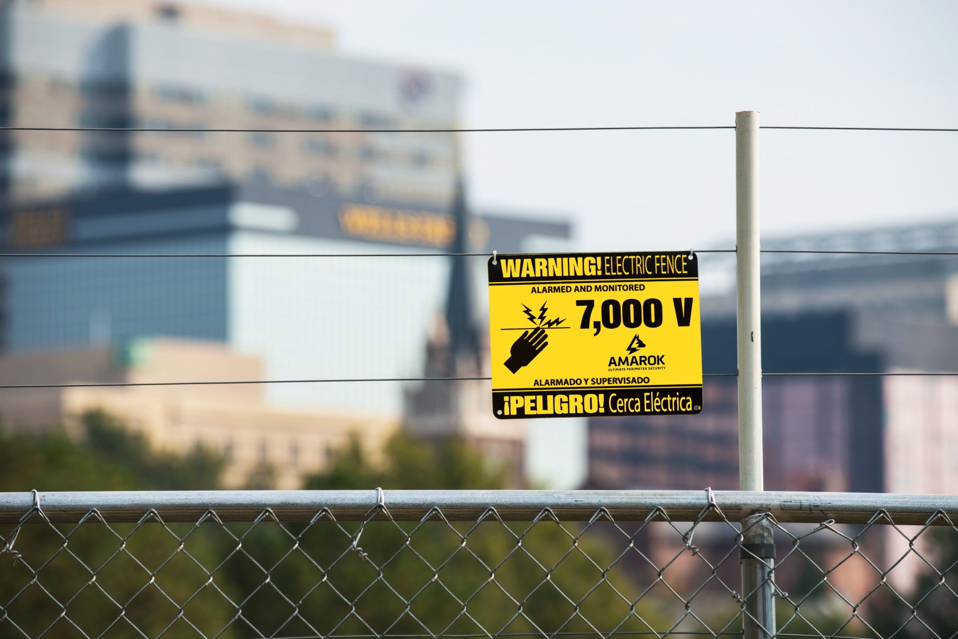 Amarok Egd Fence Warning Sign&blurred Background Color (1)