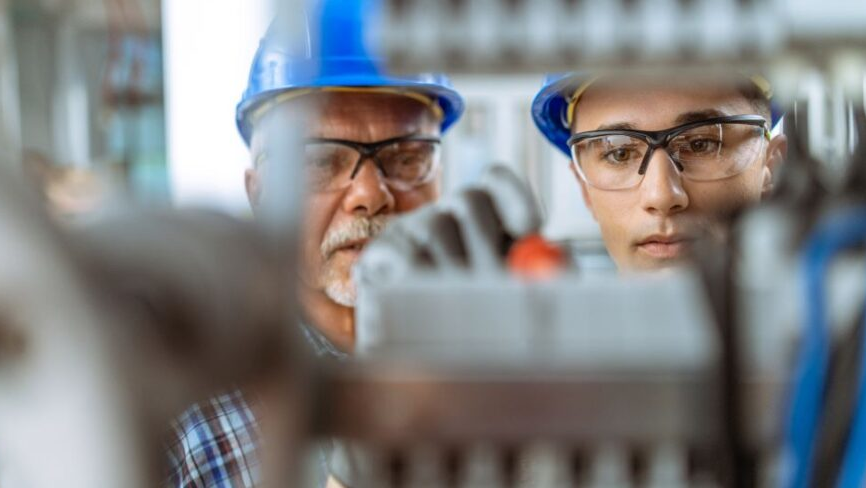 Sia Apprenticeship Program 887x488 647604f81534d