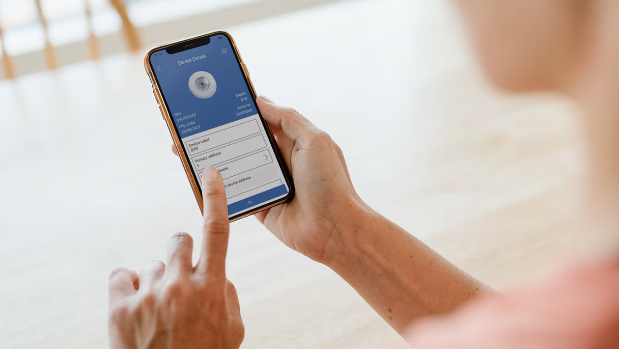 66aa6c8053961b5bb5a015f4 Personscrollingonmobileapp