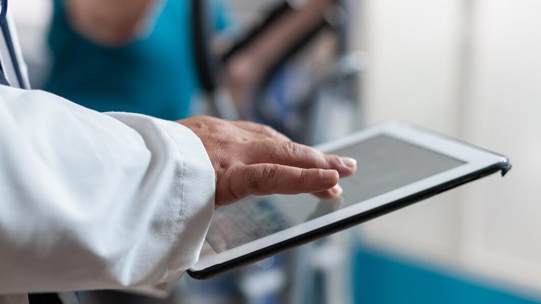 6721172bc5803319f82fa8e3 Closeupdoctorusingdigitaltabletwithtouchscreen 482