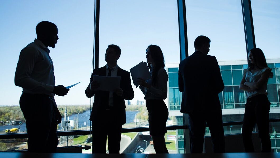 67a4f0ea57b0da2d56b71917 Silhouettesbusinesspeople 232147626311