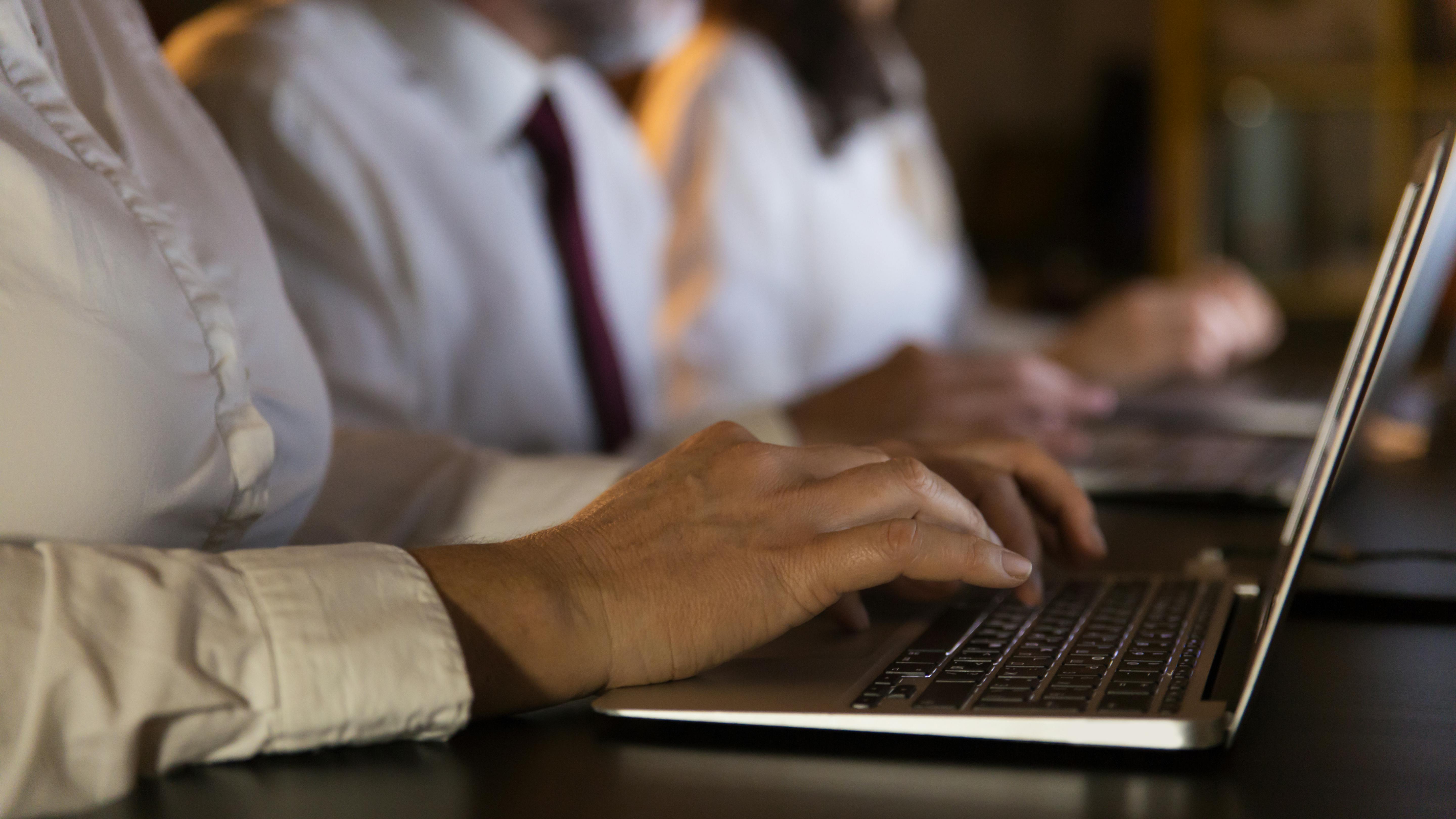 68518b9fd16095bf82f815d0 Partialviewbusinesspeopleusinglaptops