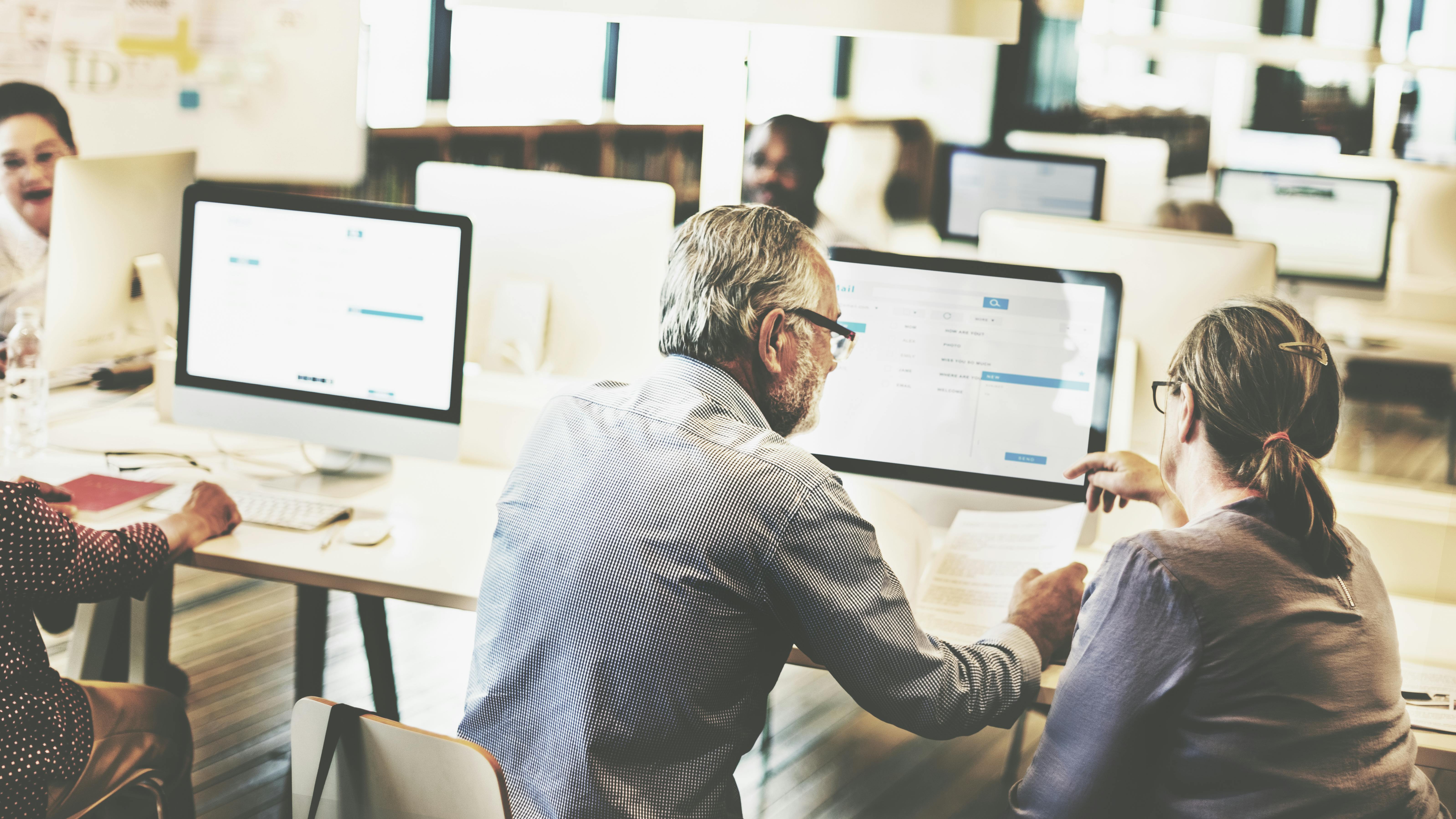 686ead91e0ba3d5b4803abd8 Groupdiversesenioradultscomputerclass