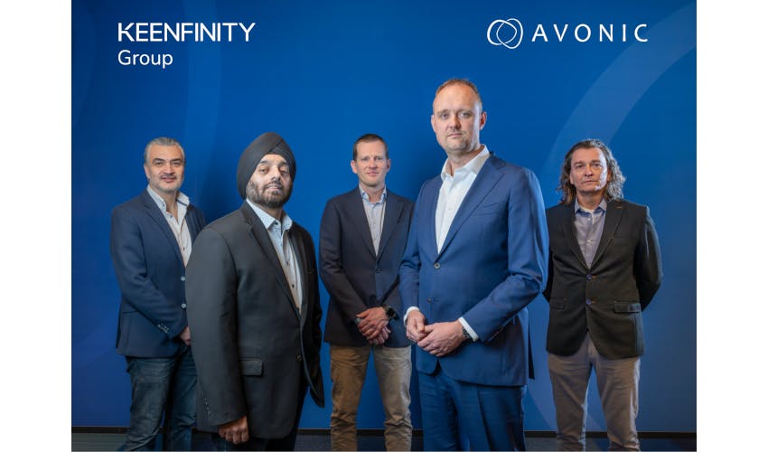 From left to right: Murat Keskinkilinc and Pawandeep Singh (KEENFINITY Group), Martijn van Bodegom (Avonic), as well as Walter Harrewijn (CEO of Avonic) and Lars van den Heuvel (KEENFINITY Group), at the signing ceremony of the acquisition agreement.