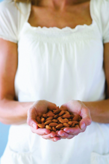 Almond Handful 10741690