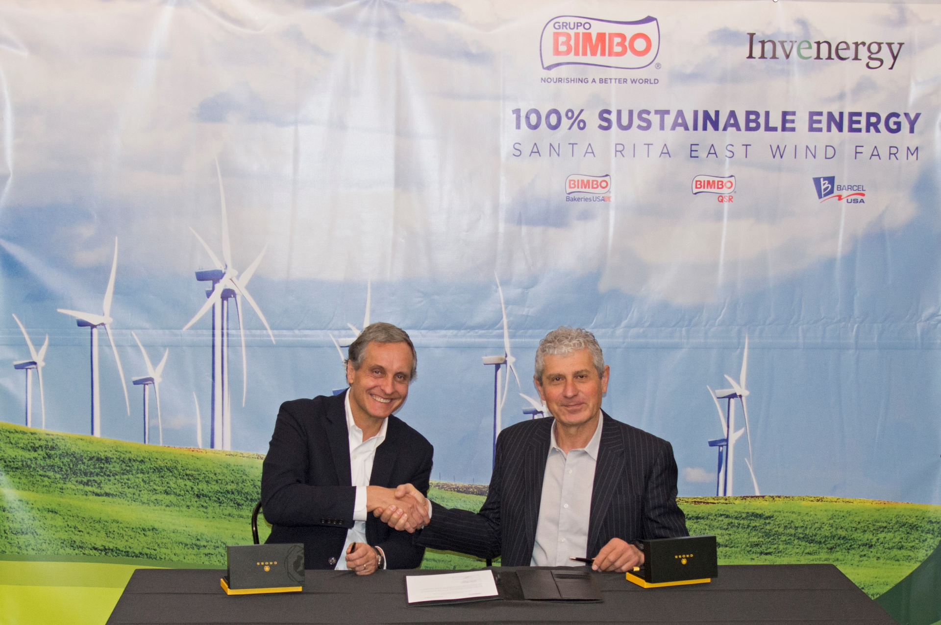 Daniel Servitje and Michael Polsky sign an agreement for use of wind energy at Bimbo Bakeries USA locations, helping Grupo Bimbo's initiative to become the first baking company in the U.S. to use 100% renewable energy for its operations by 2020.
