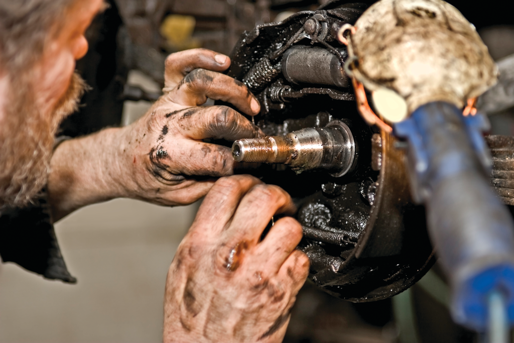 In their work, vehicle technicians come in contact with a variety of skin irritants on a daily basis. Exposure to these elements can result in a variety of occupational skin diseases, including contact dermatitis and system toxicity.