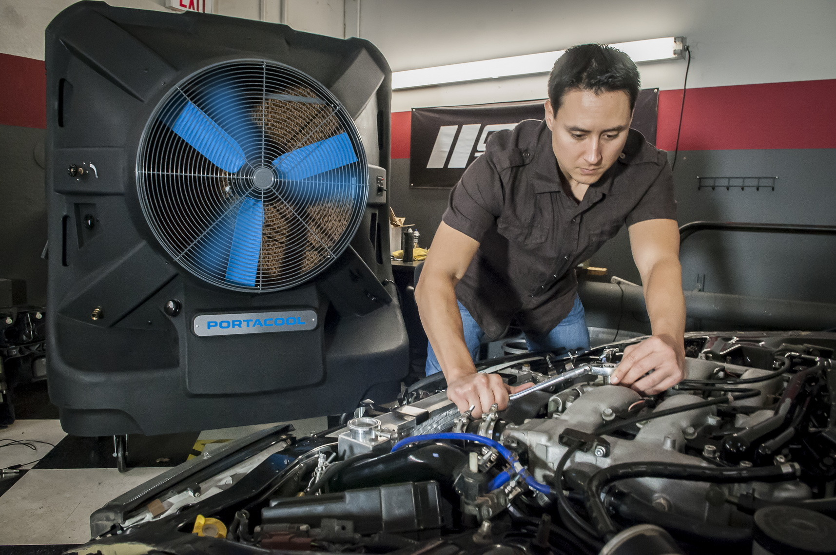 Automotive JS260 working on engine2 5734c85e05071