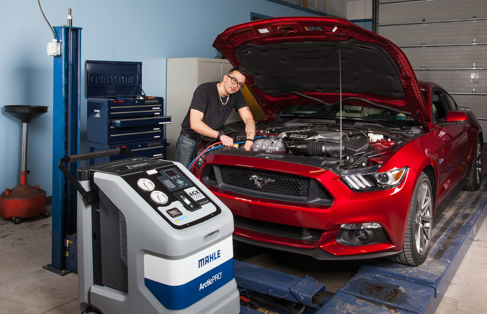 Technician Performing Ac Service 58d3d038ebfc6