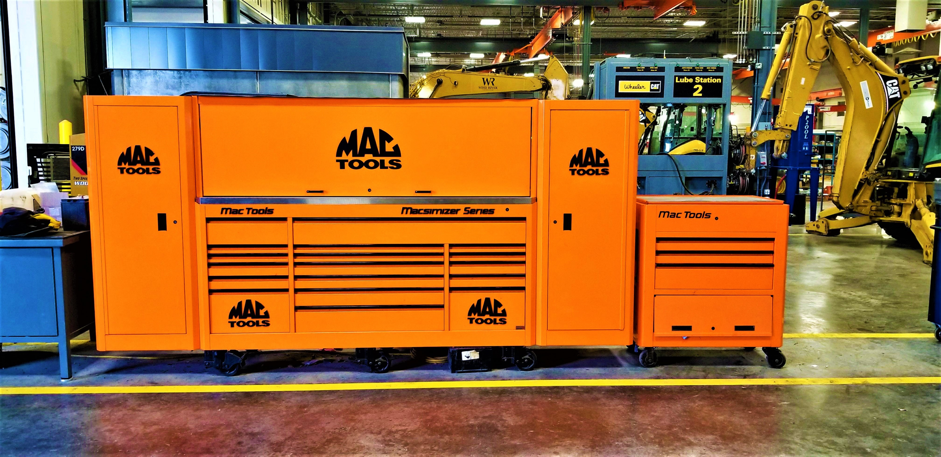 This Macsimizer Series toolbox with hutch and two side lockers is 11&rsquo; 6&rdquo; long, 6' tall and 30' deep.