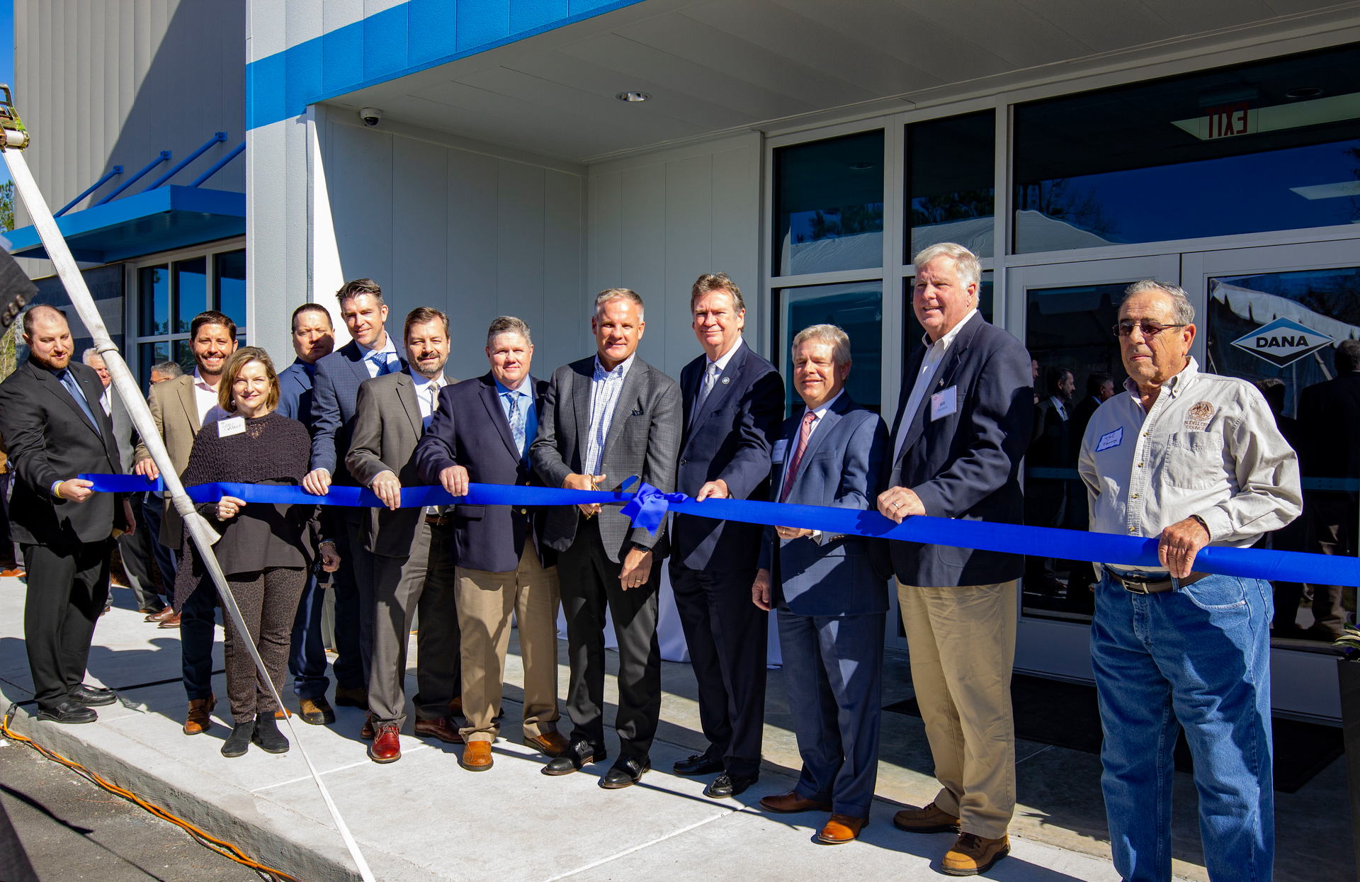 Dana Chairman and CEO Jim Kamsickas (center) attends the grand opening and ribbon-cutting ceremony at the company&rsquo;s new Slidell, La. facility.