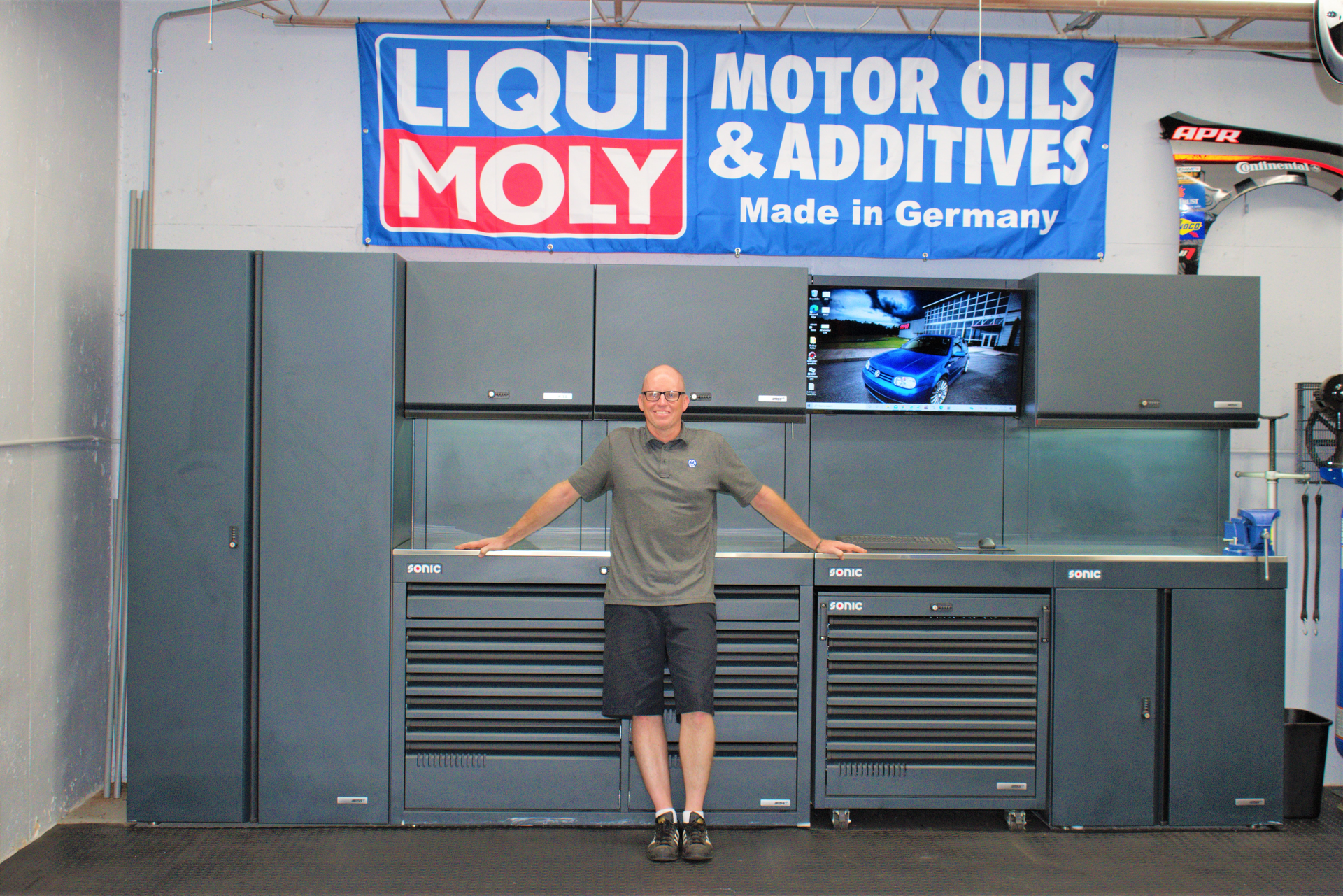 Batten&rsquo;s toolbox consists of a large, 6&rsquo; double-wide cabinet and 22&rsquo; stainless steel benchtop with two cabinets above and four cabinets below. In addition, it has a total of 22 drawers, backing, space for a 35&rdquo; computer monitor, and under-cabinet lighting.