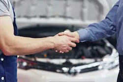 Bbcc6821 Husband Car Mechanic Woman Customer Make Agreement Repair Car 10a706t00000000000001o 61390e3d187b0 Bbcc6821 Husband Car Mechanic Woman Customer Make Agreement Repair Car 10a706t00000000000001o 61390e3d187b0