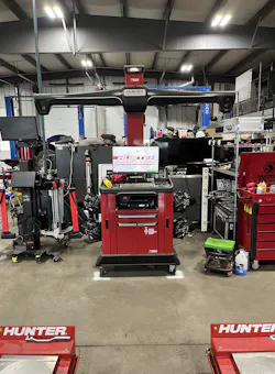 Figure 6 – Hunter HawkEye Elite aligner with Autel MaxiSYS MS908 ADAS Figure 6 – Hunter HawkEye Elite aligner with Autel MaxiSYS MS908 ADAS