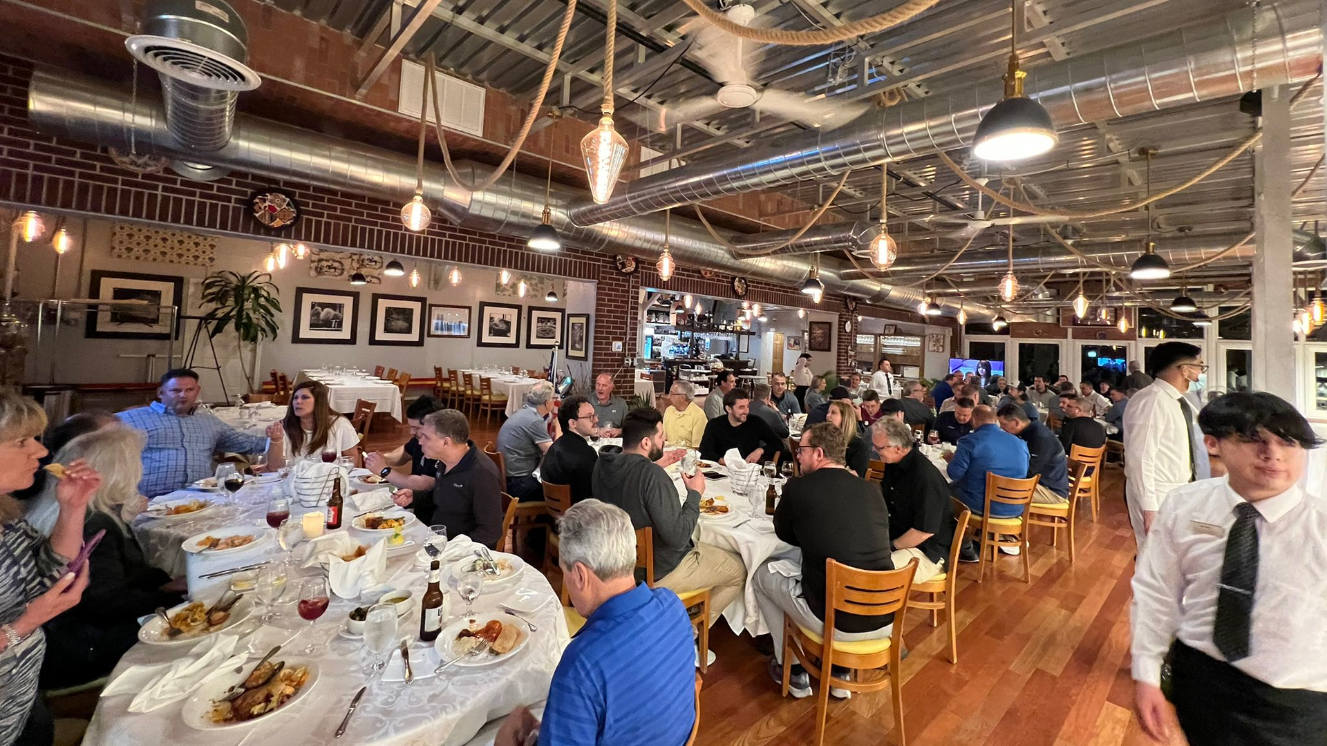 Full table at the Fornos restaurant Monday night.
