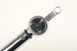 When using a torque wrench extension, always keep the extension in line with the torque wrench body. If the extension clicks off line, stop, straighten it and continue. If you tighten with the extension at an angle, inaccurate torque will be applied. When using a torque wrench extension, always keep the extension in line with the torque wrench body. If the extension clicks off line, stop, straighten it and continue. If you tighten with the extension at an angle, inaccurate torque will be applied.