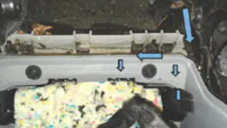 The blue arrows show you where to inspect for traces of water. The blue arrows show you where to inspect for traces of water.