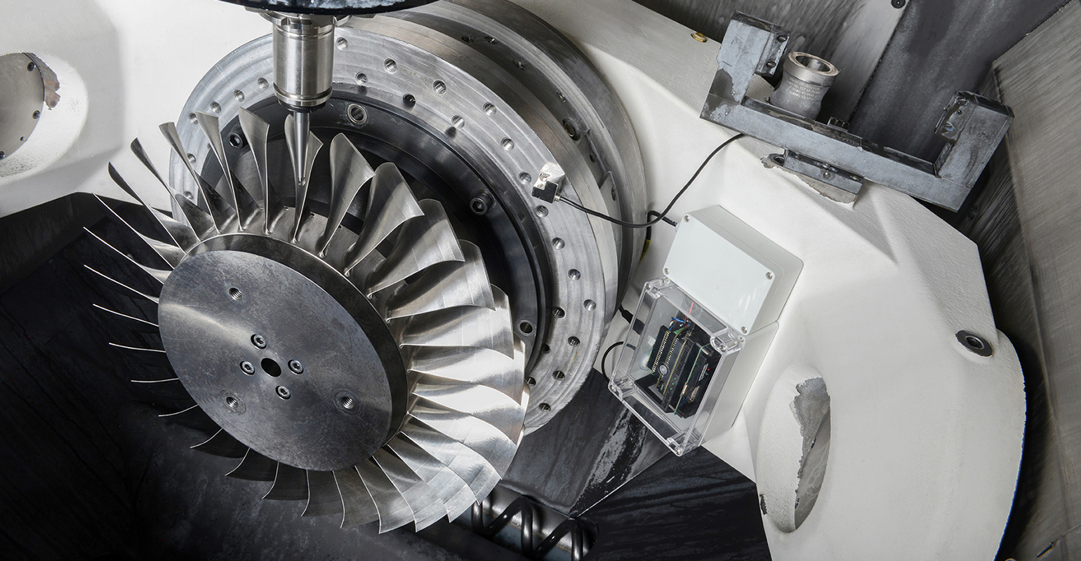 The 5G Edge Computing Device (right) with vibration sensor, integrated into a blisk milling process for adaptive control.