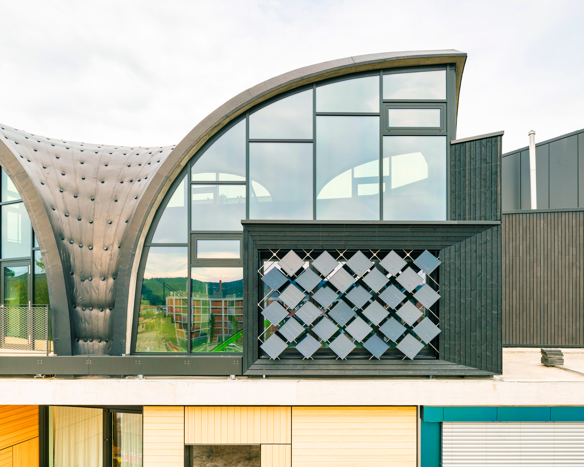 Dynamic Glass seals off the upper arch. The Neutral Clear TGU delivers a neutral color rendition inside.