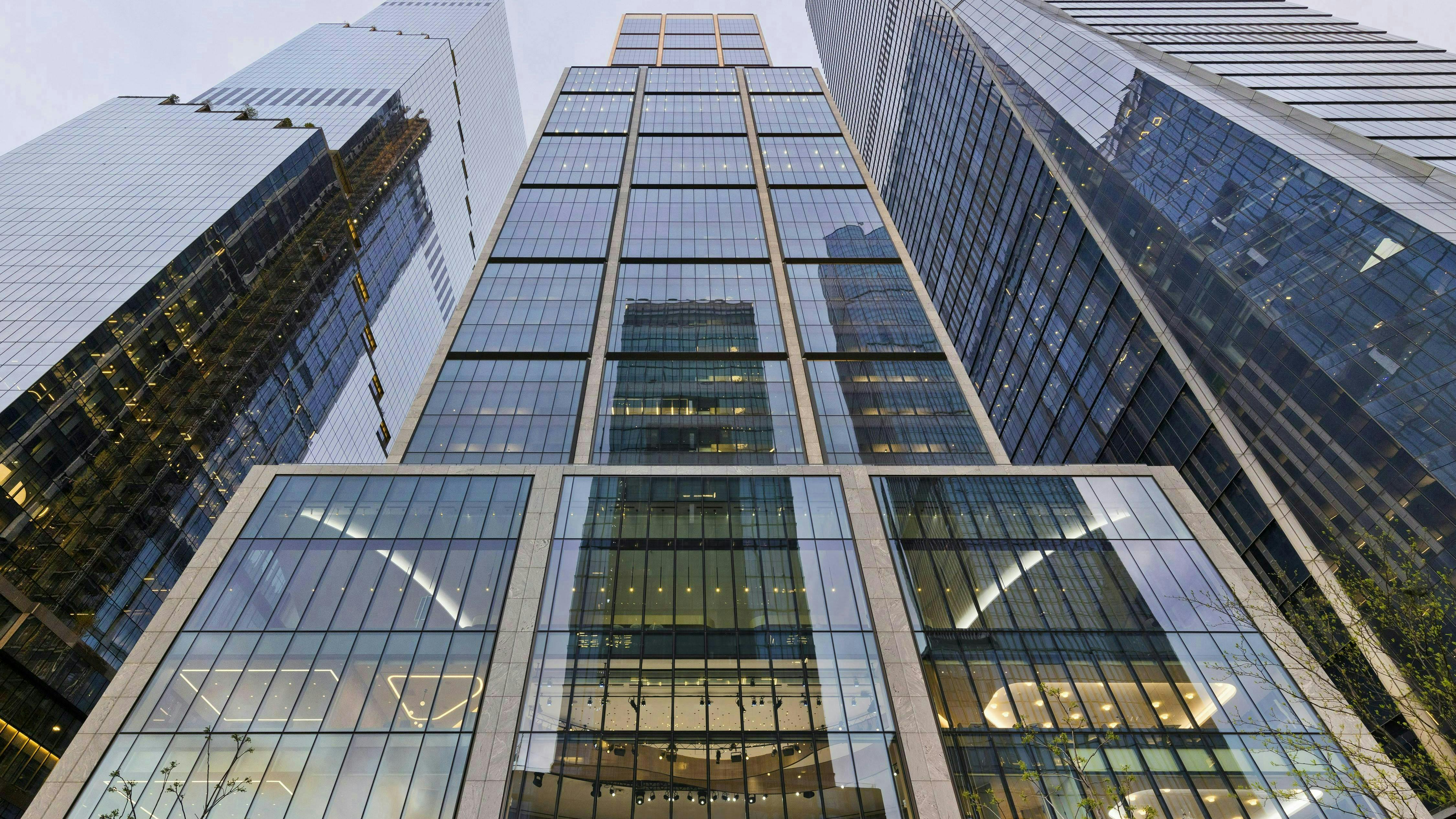 BlackRock co-located 4,000 employees in a single office occupying 15 stories in Manhattan&rsquo;s Hudson Yards, one of New York&rsquo;s largest commercial office towers.
