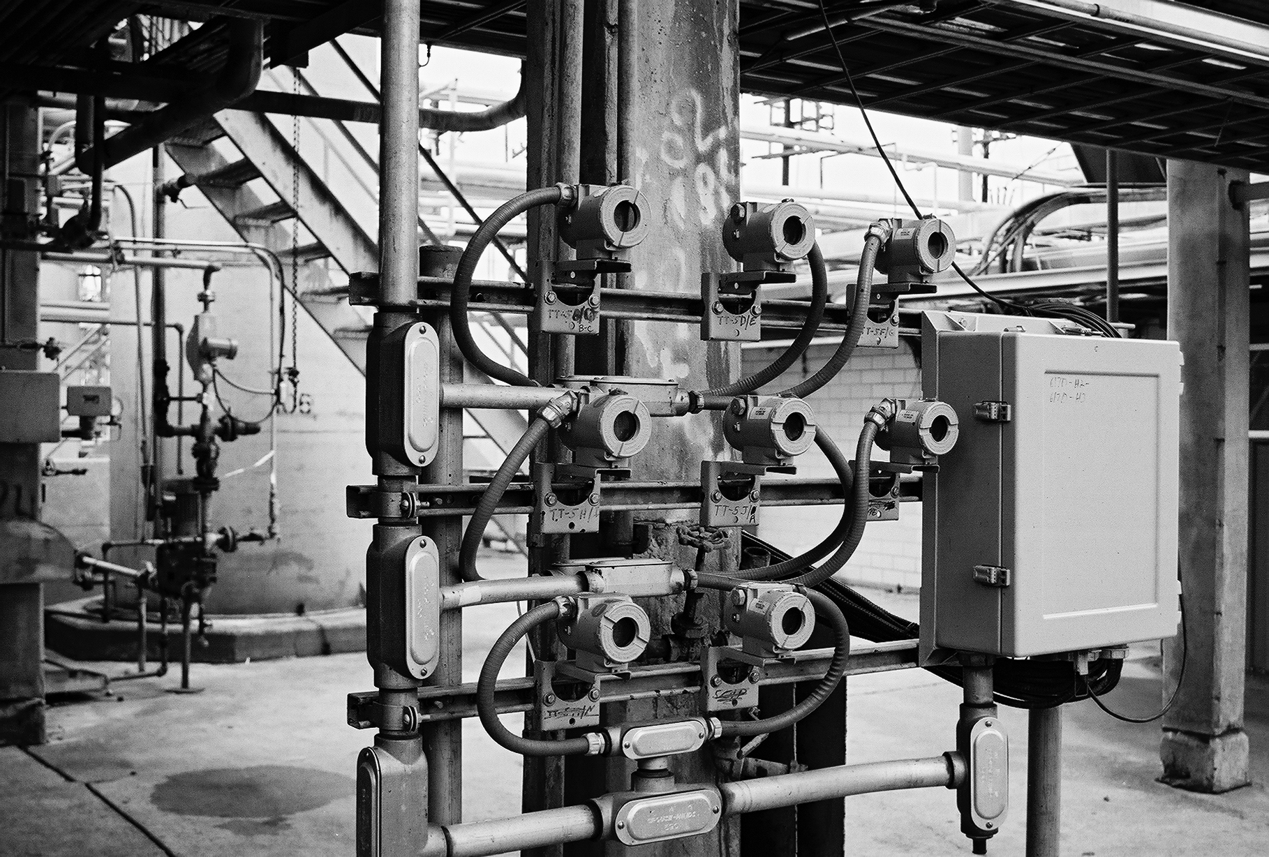 Figure 1: FDT Technology enables interoperability of device information in facilities with multiple or hybrid communication networks to improve reliability, lower costs and maximize intelligent assets.