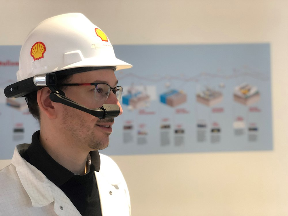 Michael Kaldenbach, Shell&rsquo;s digital realities lead, demonstrates a head-mounted HMT-1Z1 device.