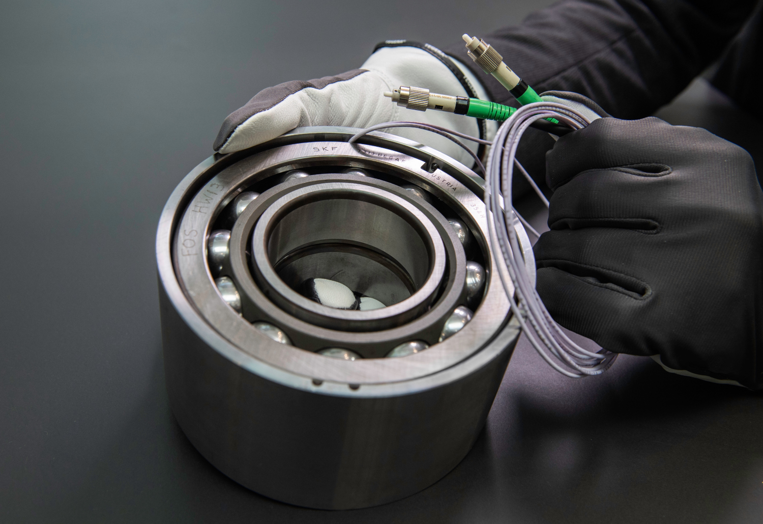 SKF Fiber Optic Sensing uses optical fibers to measure forces in real time in difficult environments and without electronics.