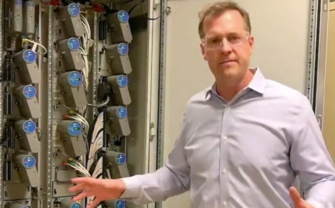 Brian Reynolds, senior director of engineering at Honeywell Process Solutions demonstrates how Honeywell's Experion PKS controller backup mesh works.