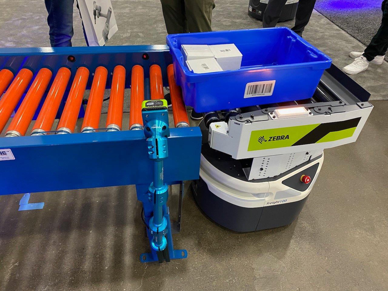 Zebra Technologies' RollerTop brings flexibility to fixed conveyors by automating the loading and unloading of totes and bins to support a wide range of workflows including picking, picking, replenishment, kitting and line side delivery.