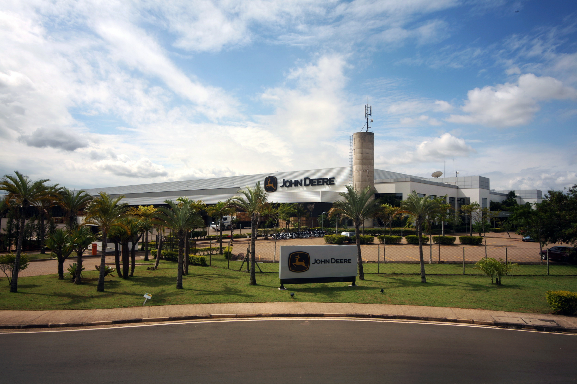 John Deere's Campinas, S&atilde;o Paulo, Brazil parts logistics facility.