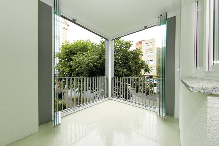 When the glazing system windows are open, horizontal twin ball-bearing runner carriages with a high load-bearing capacity keep s