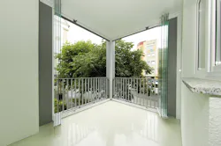 When the glazing system windows are open, horizontal twin ball-bearing runner carriages with a high load-bearing capacity keep s When the glazing system windows are open, horizontal twin ball-bearing runner carriages with a high load-bearing capacity keep s