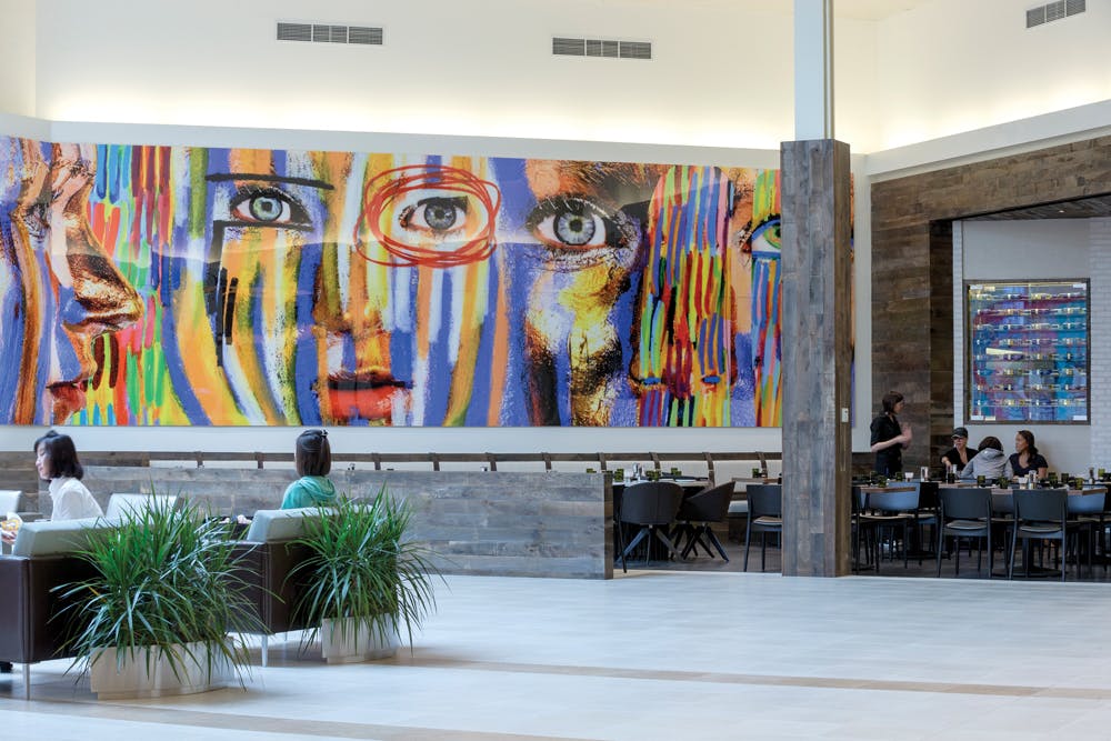 The Fashion Outlets of Chicago, designed by RTKL and KA, combine high-end and mid-price stores in a upscale environment. Jazzy e