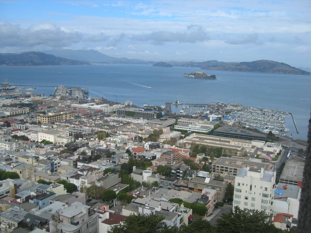 San Francisco, photographed northwards from the Coit Tower with Alcatraz in the background. Photo: Even Thorbergsen via Wikimedi