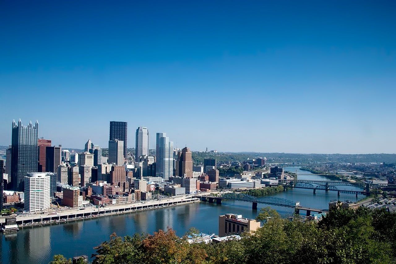 Alliance of Pittsburgh property owners slashes carbon emissions by 45% Image by David Mark from Pixabay