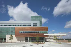 Bellevue Medical Center, like many new healthcare settings, is modeled on a hospitality environment: warm and welcoming, incorporating a modern vocabulary comprising vernacular rectilinear shapes made of natural materials including stone, wood, metal, and glass while using simple, linear forms that tie the building to the surrounding landscape. Photo: Farshid Assassi, courtesy HDR Bellevue Medical Center, like many new healthcare settings, is modeled on a hospitality environment: warm and welcoming, incorporating a modern vocabulary comprising vernacular rectilinear shapes made of natural materials including stone, wood, metal, and glass while using simple, linear forms that tie the building to the surrounding landscape. Photo: Farshid Assassi, courtesy HDR