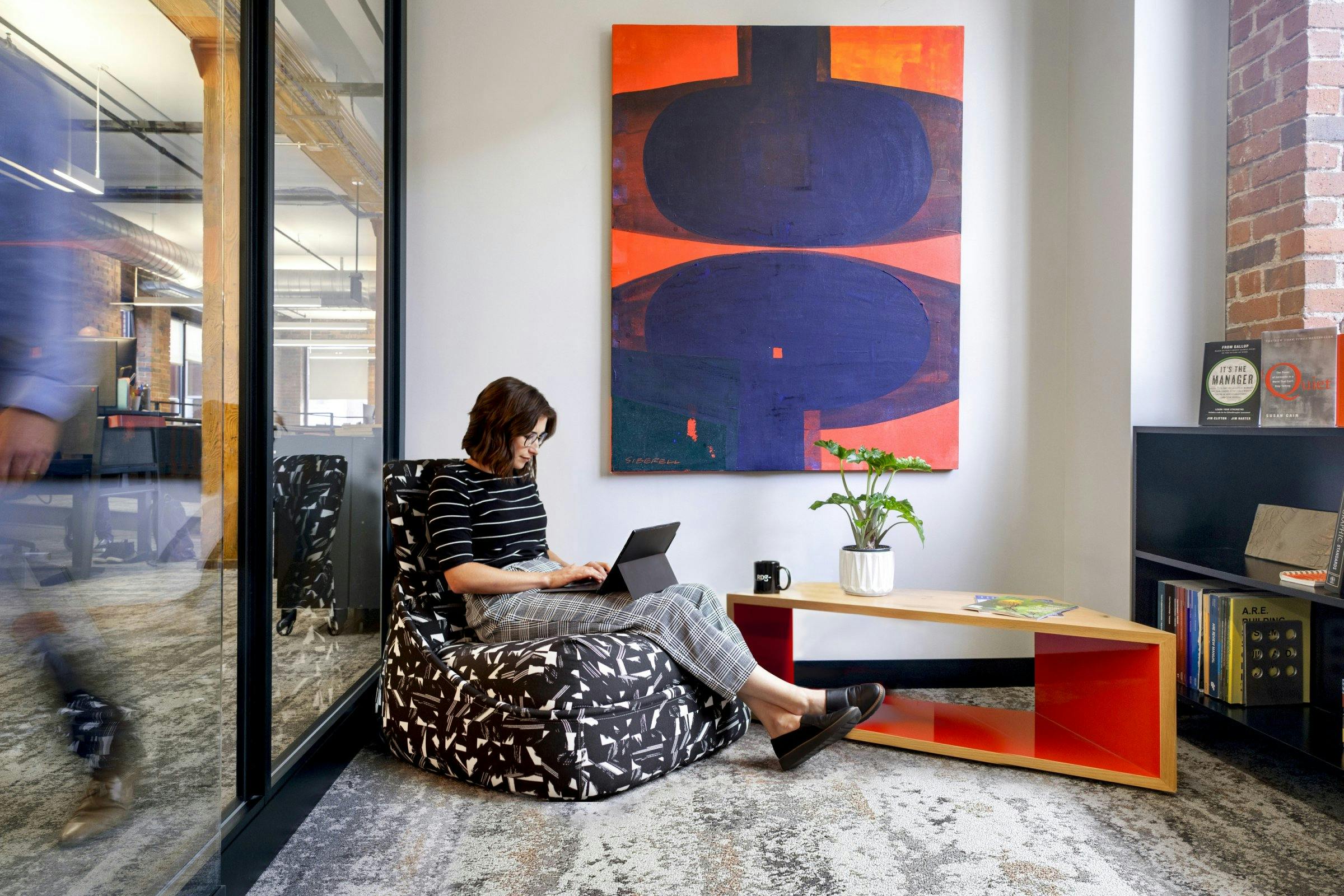 RDG 301 Grand Office in Des Moines, Iowa. Spaces for focus and restoration support different work styles and help employees adapt throughout the day. Photo &copy; John Hansen