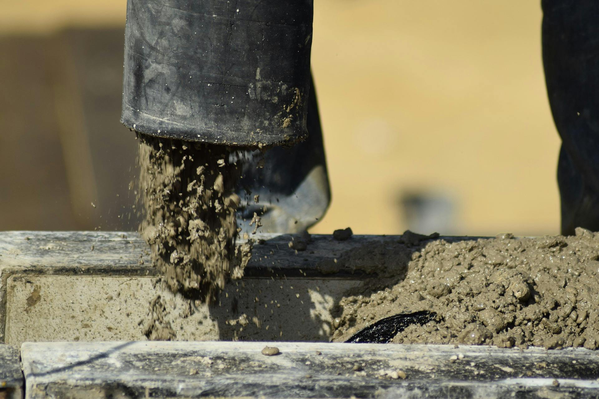 https://pixabay.com/photos/concrete-pump-concrete-concrete-pour-2222450/