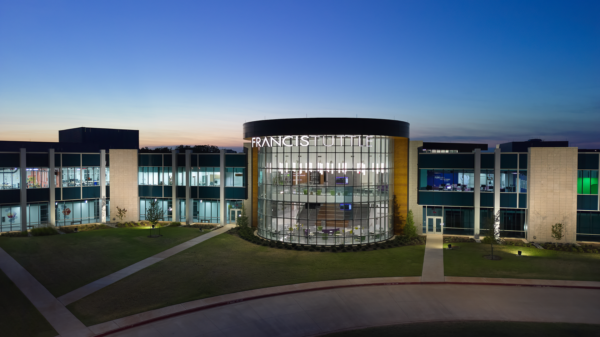 Francis Tuttle&rsquo;s Danforth Campus features clerestory windows that illuminate the rotunda. Classrooms have views of the surrounding landscape, with windows in and adjacent to the various learning spaces.